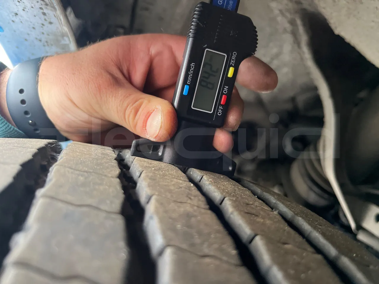 Mercedes-Benz 816 - tread condition front tires left
