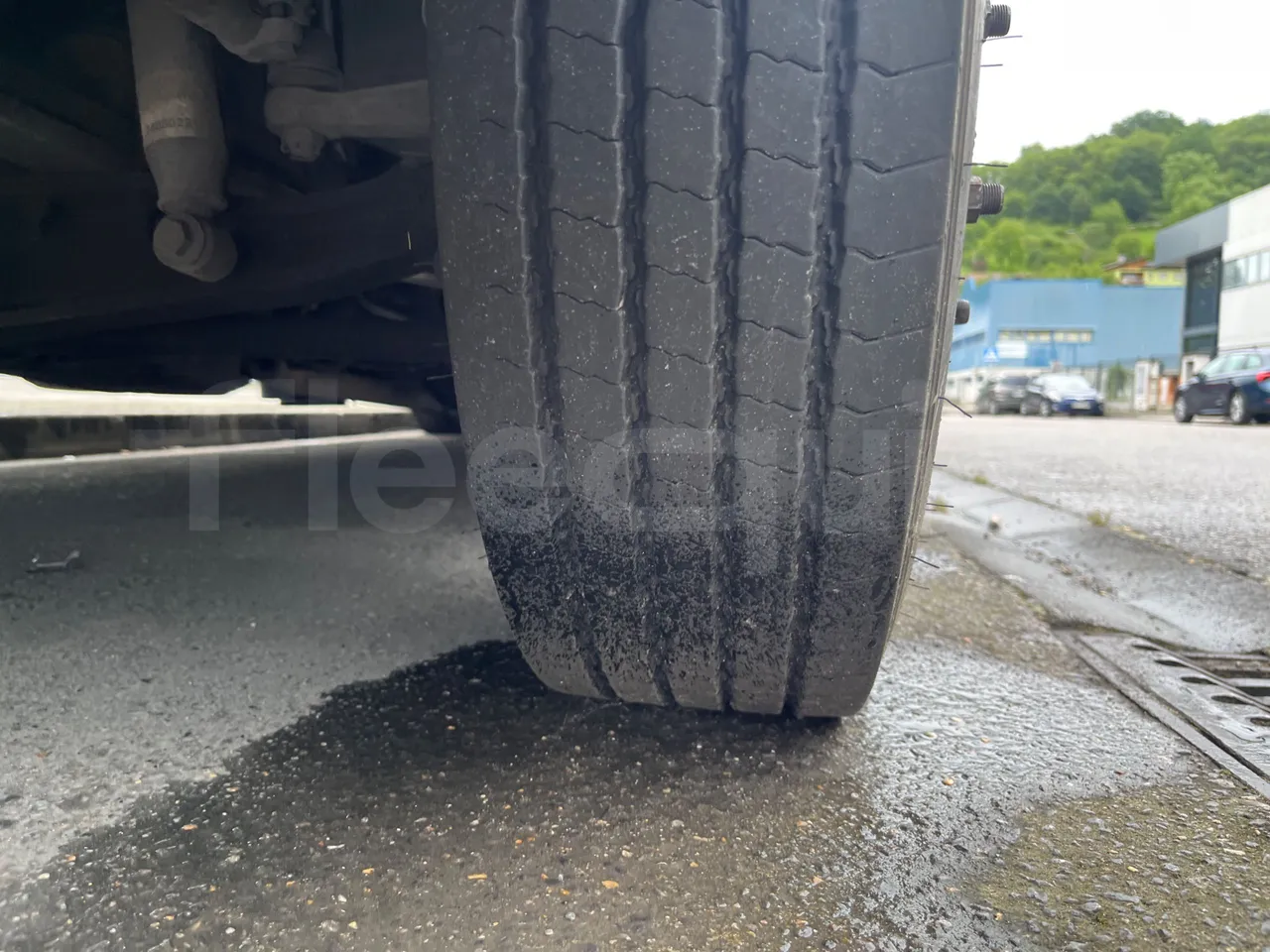 Mercedes-Benz 816 - tread condition front tires right