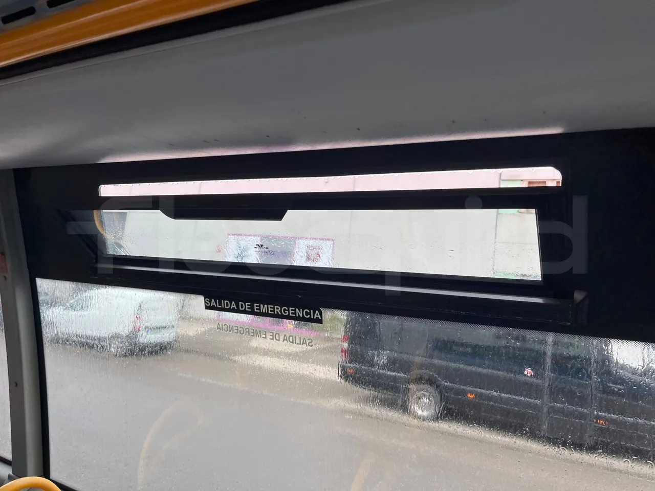 Mercedes-Benz 816 - overhead compartments photo