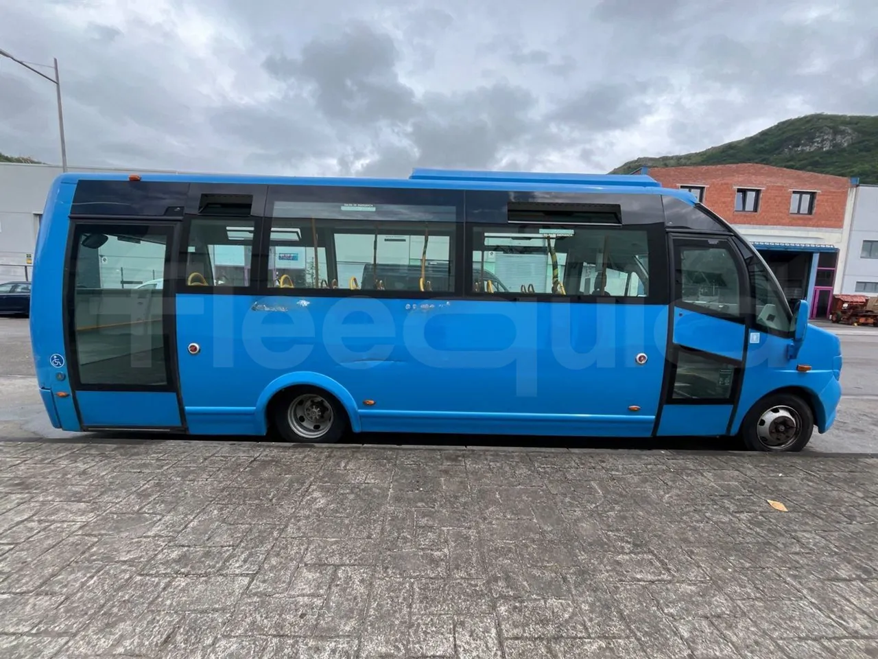 Mercedes-Benz 816 - right side doors closed