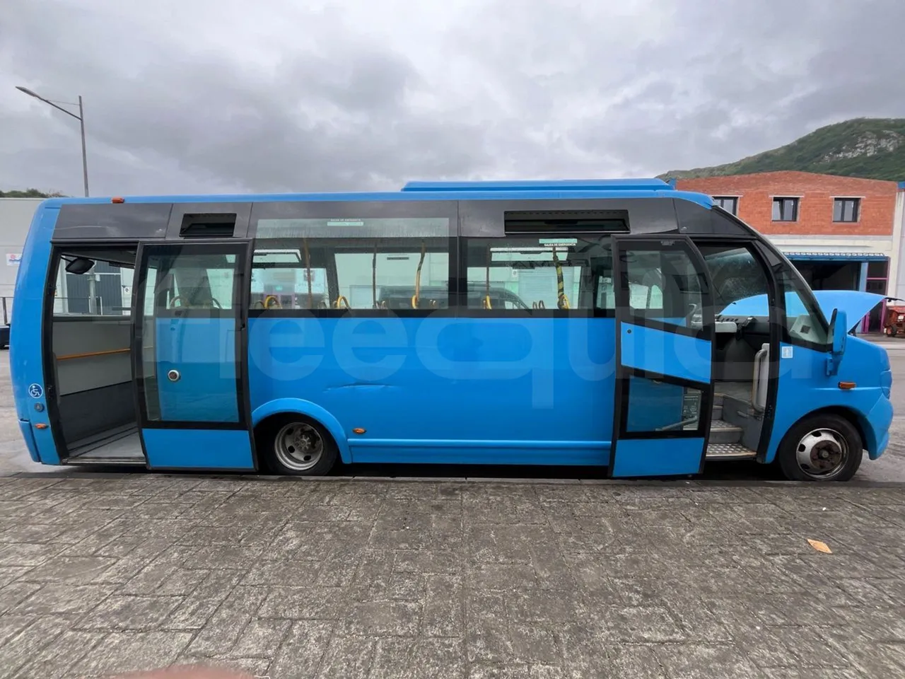 Mercedes-Benz 816 - right side doors open