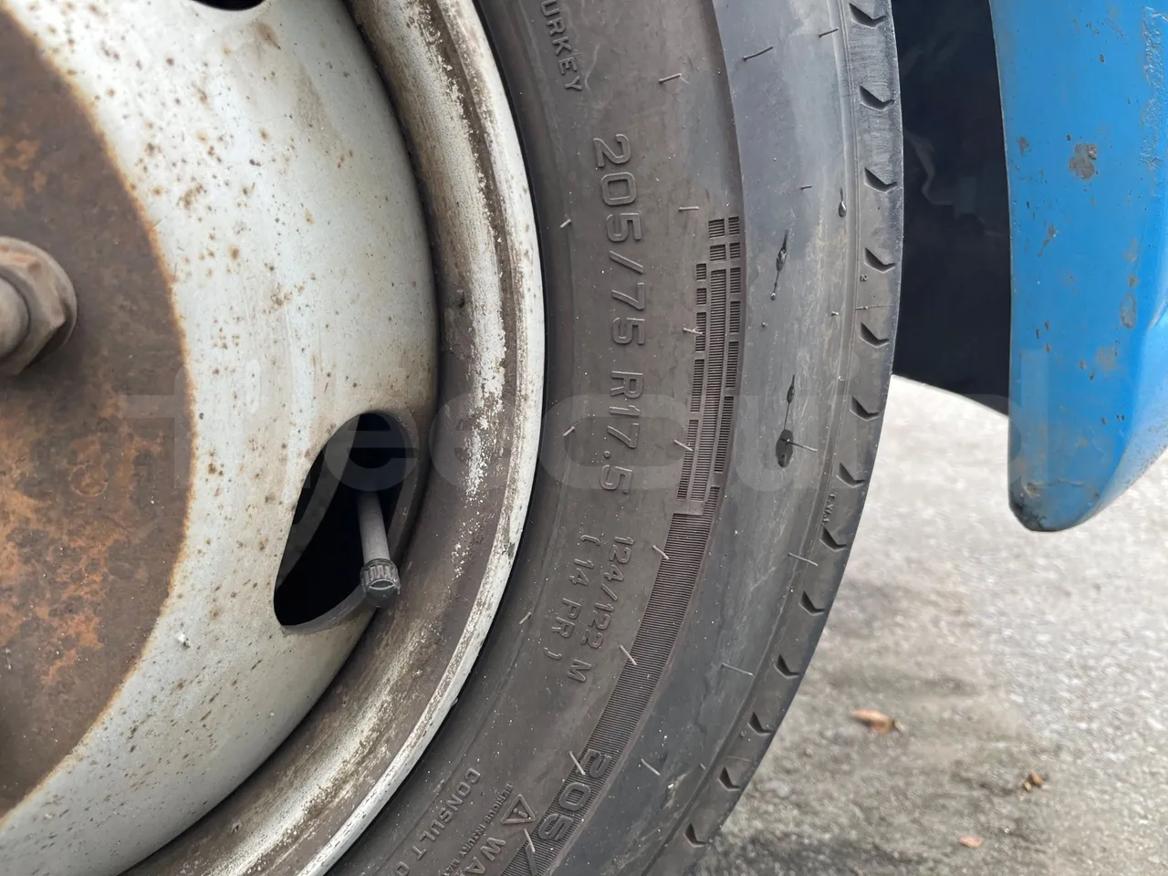 Mercedes-Benz 816 - rear left tire photo