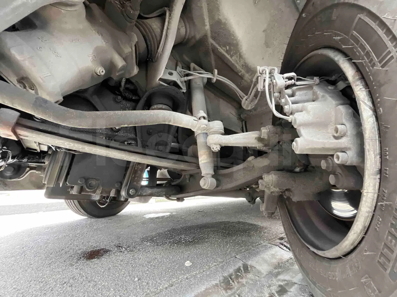 Mercedes-Benz 816 - front axle left side