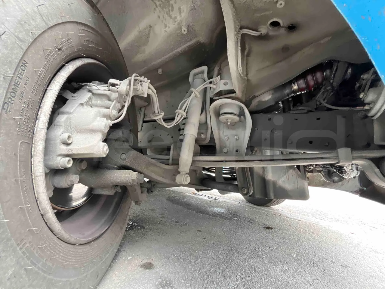 Mercedes-Benz 816 - front axle right side