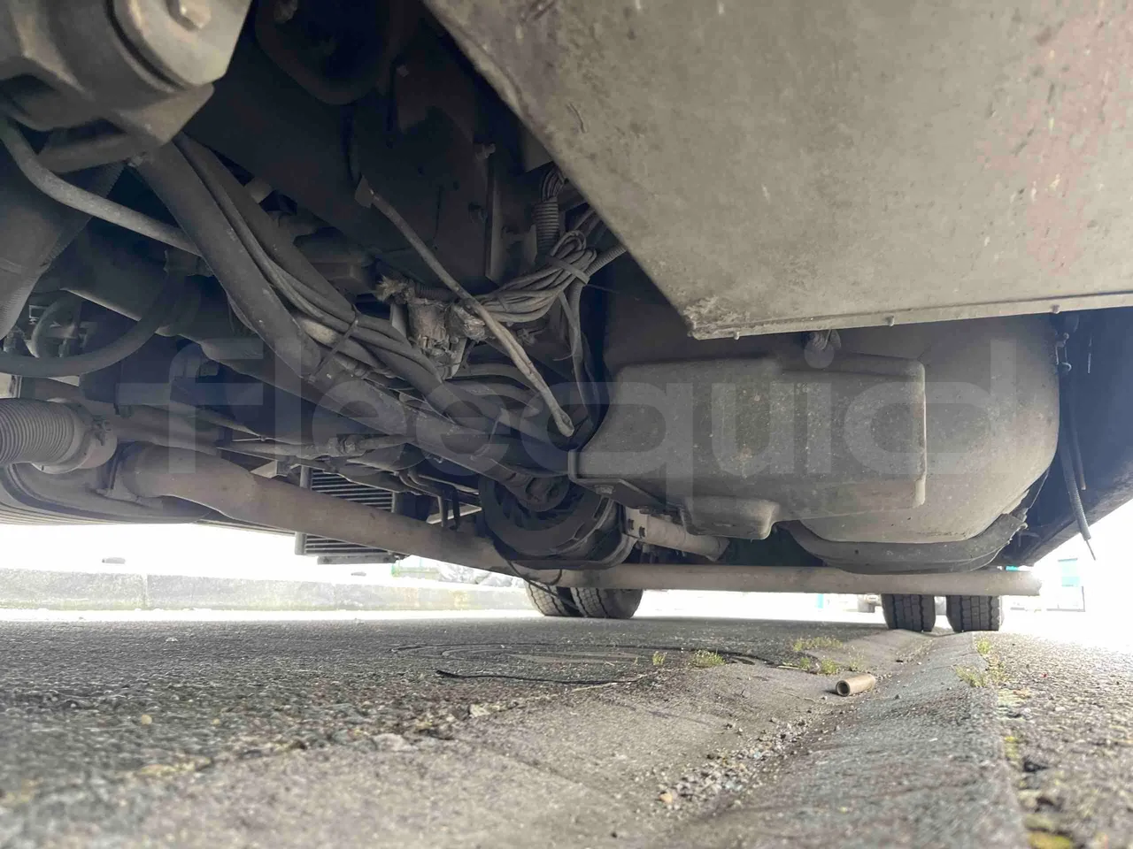 Mercedes-Benz 816 - central undercarriage photo
