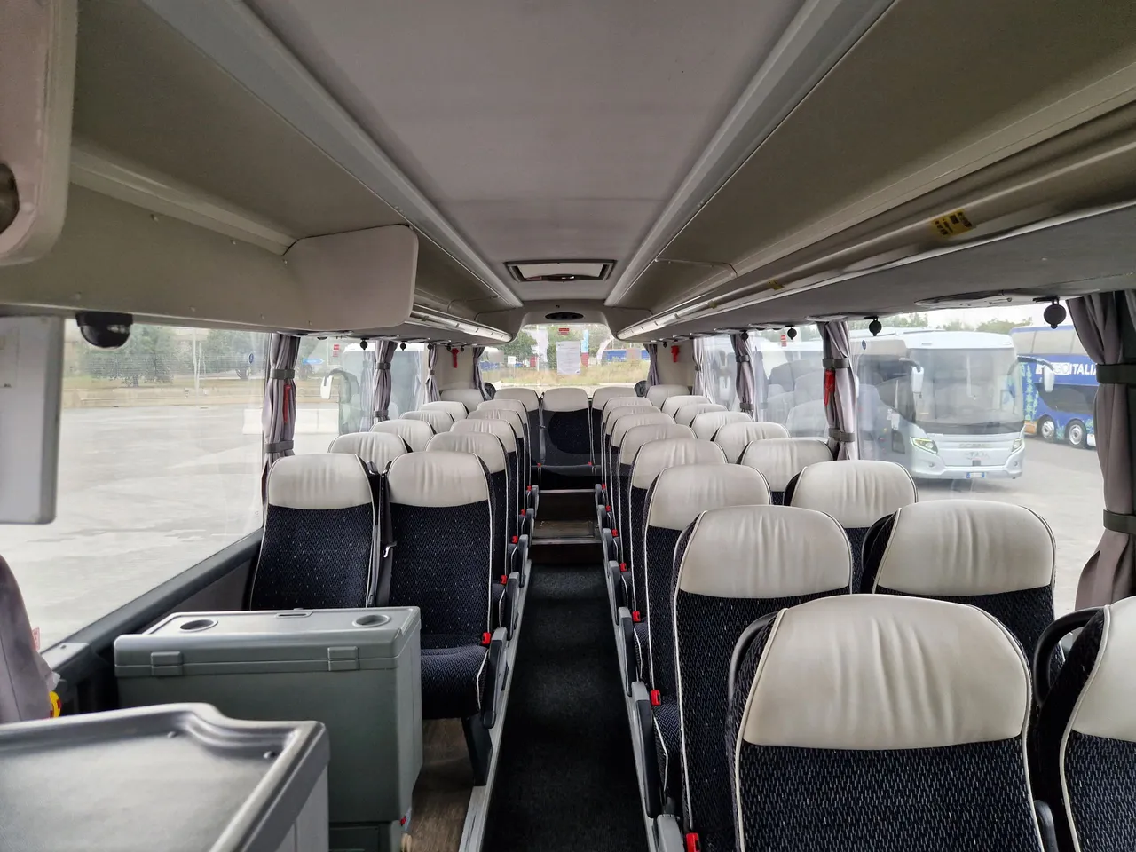 Scania Touring HD Touring HD/ Euro 6 - 302 Kw - 12,090 Mt - reverse view middle aisle