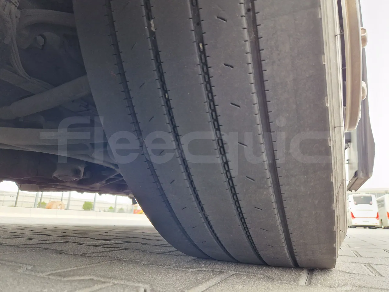 Scania Touring HD Touring HD/ Euro 6 - 302 Kw - 12,090 Mt - tread condition front tires right
