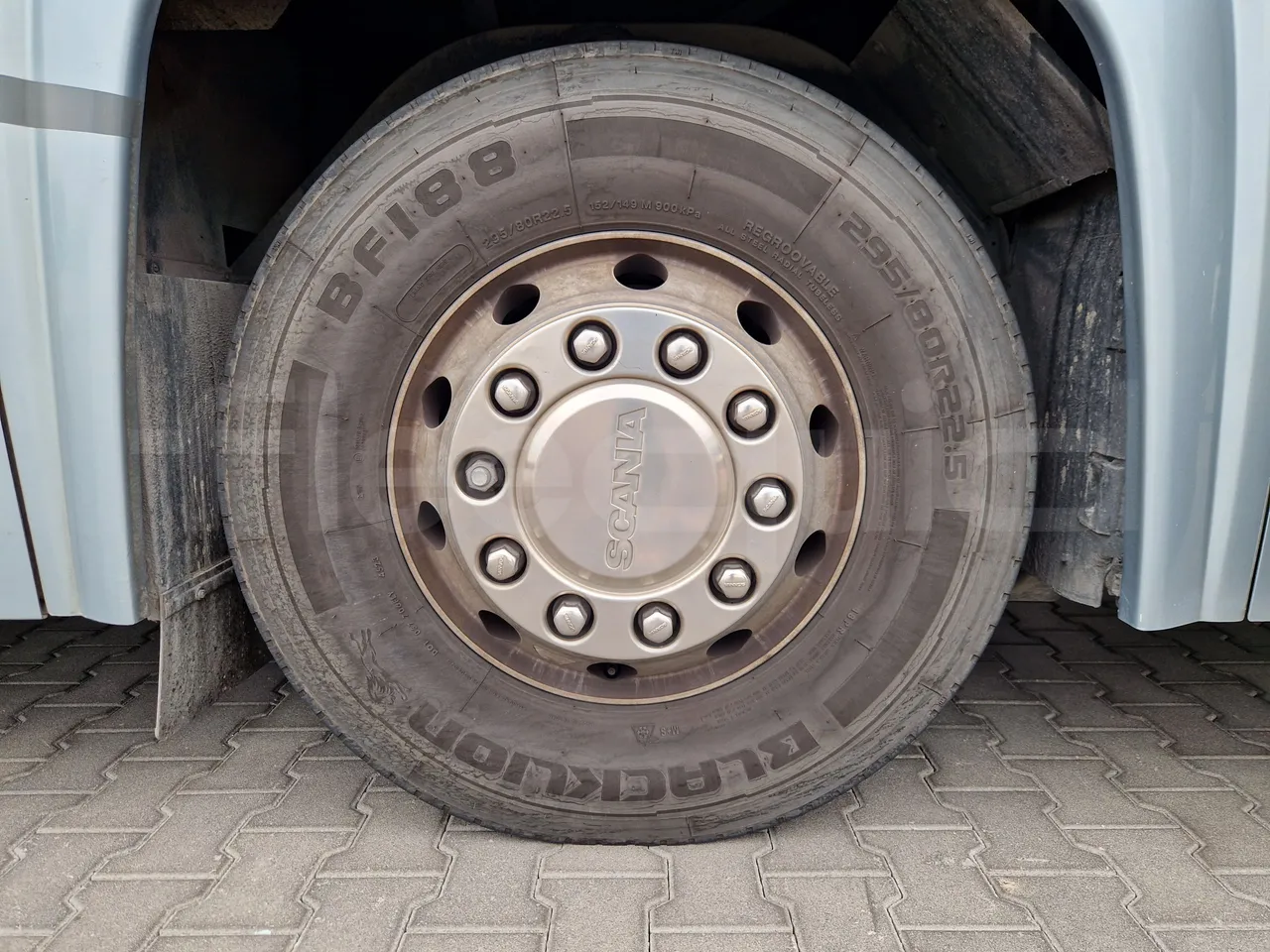 Scania Touring HD Touring HD/ Euro 6 - 302 Kw - 12,090 Mt - front left tire measurements
