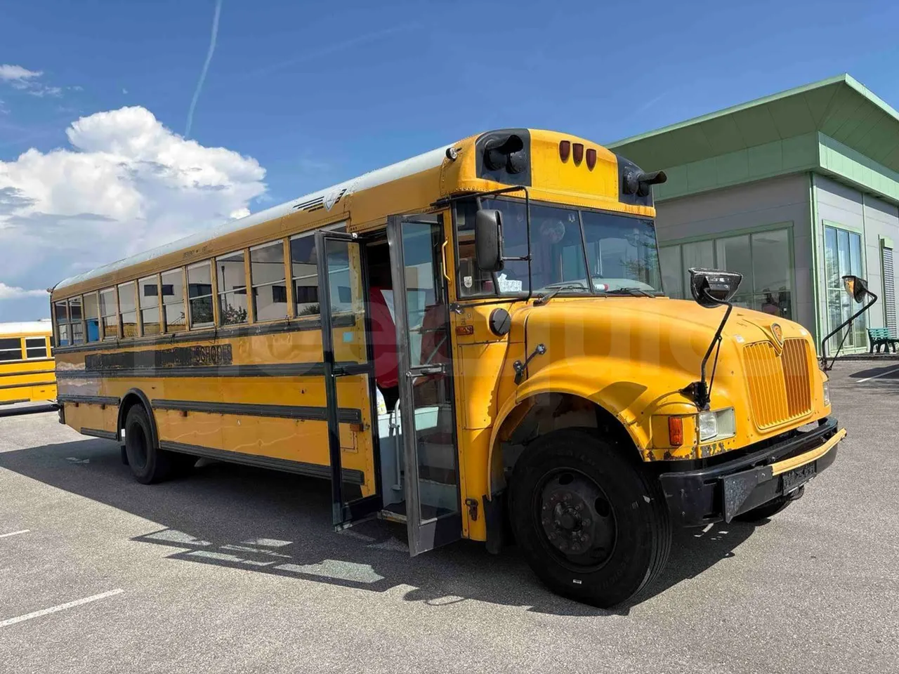 International IC3S530 - 3/4 right front doors open