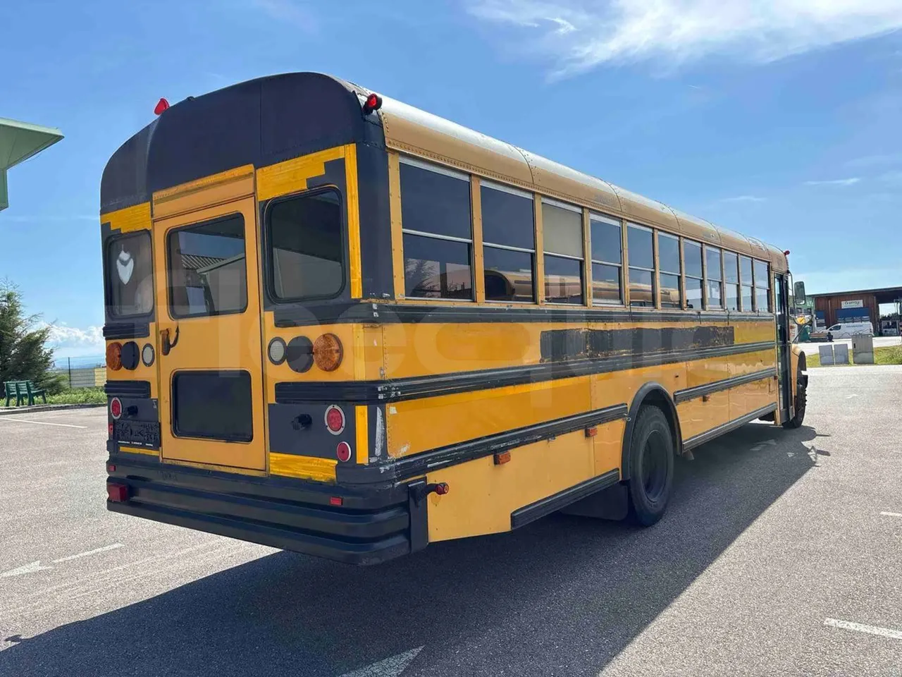 International IC3S530 - 3/4 right rear doors closed