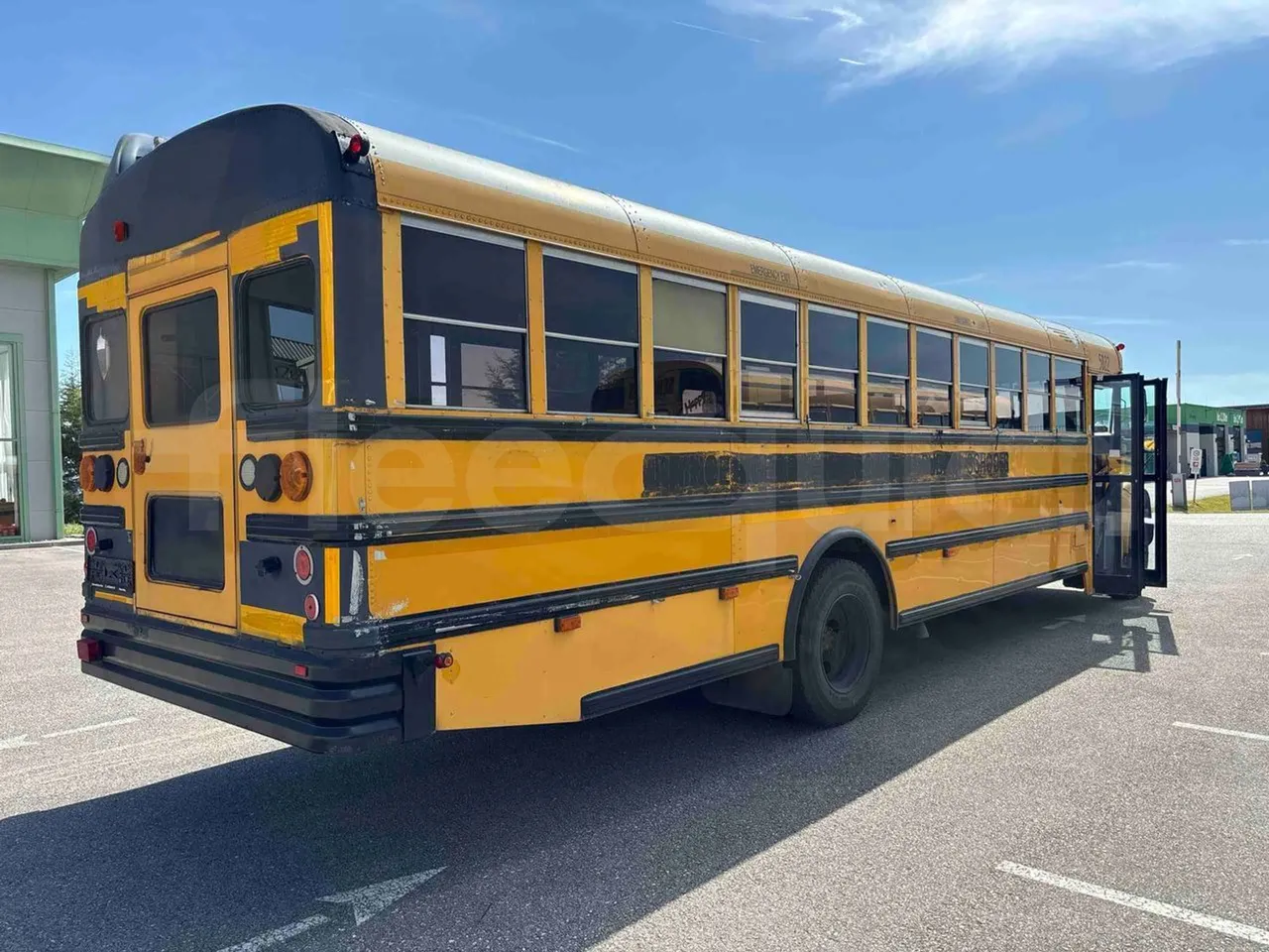 International IC3S530 - 3/4 right rear doors open