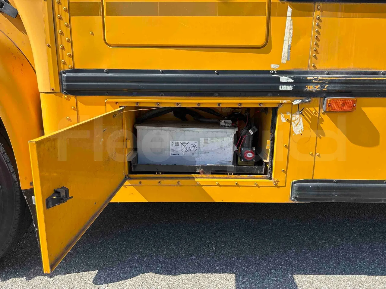 International IC3S530 - external compartments photo