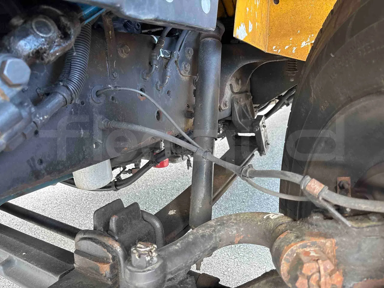 International IC3S530 - front shock absorbers left
