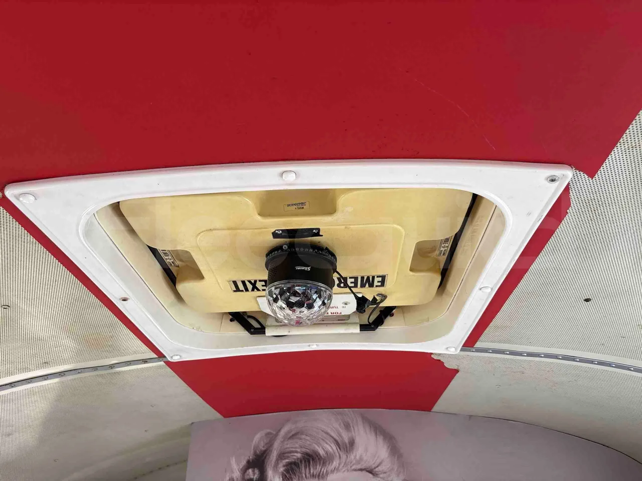 International IC3S530 - roof hatch 2