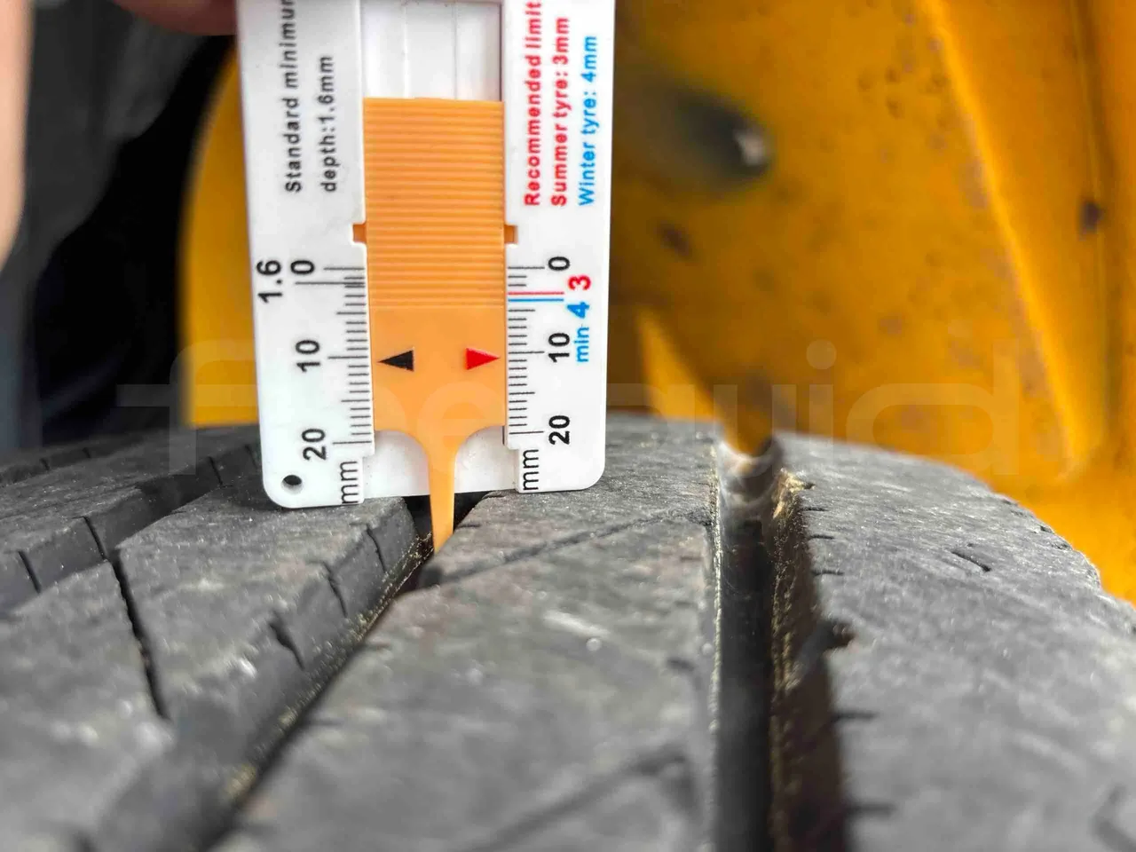 International IC3S530 - tread condition front tires left