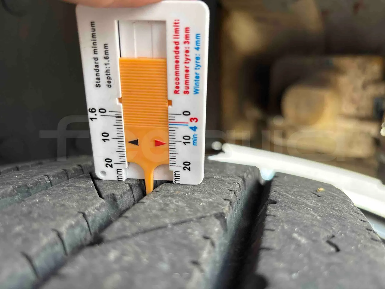 International IC3S530 - tread condition front tires right