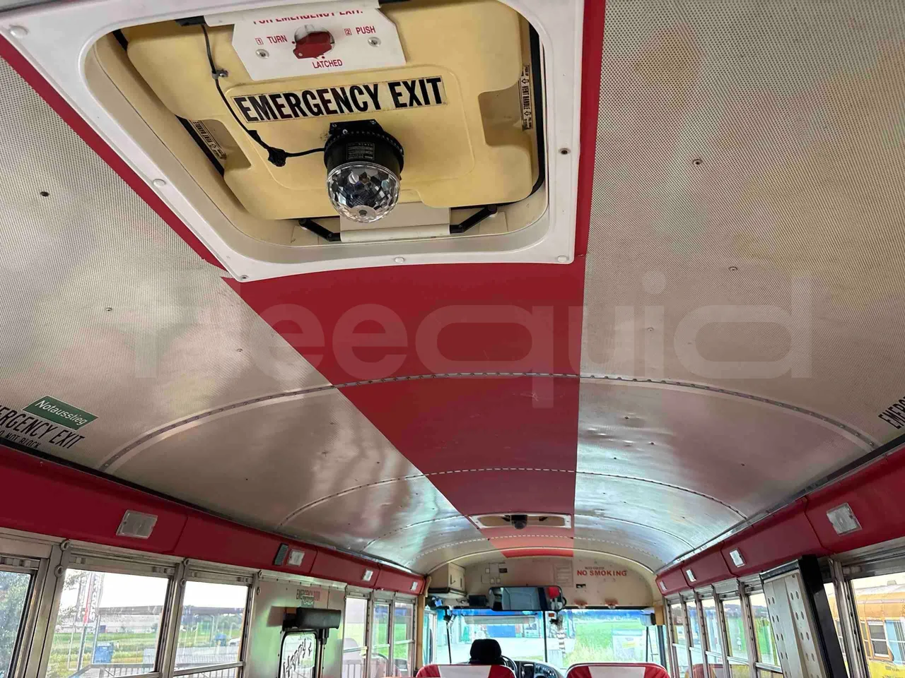 International IC3S530 - overhead compartments photo