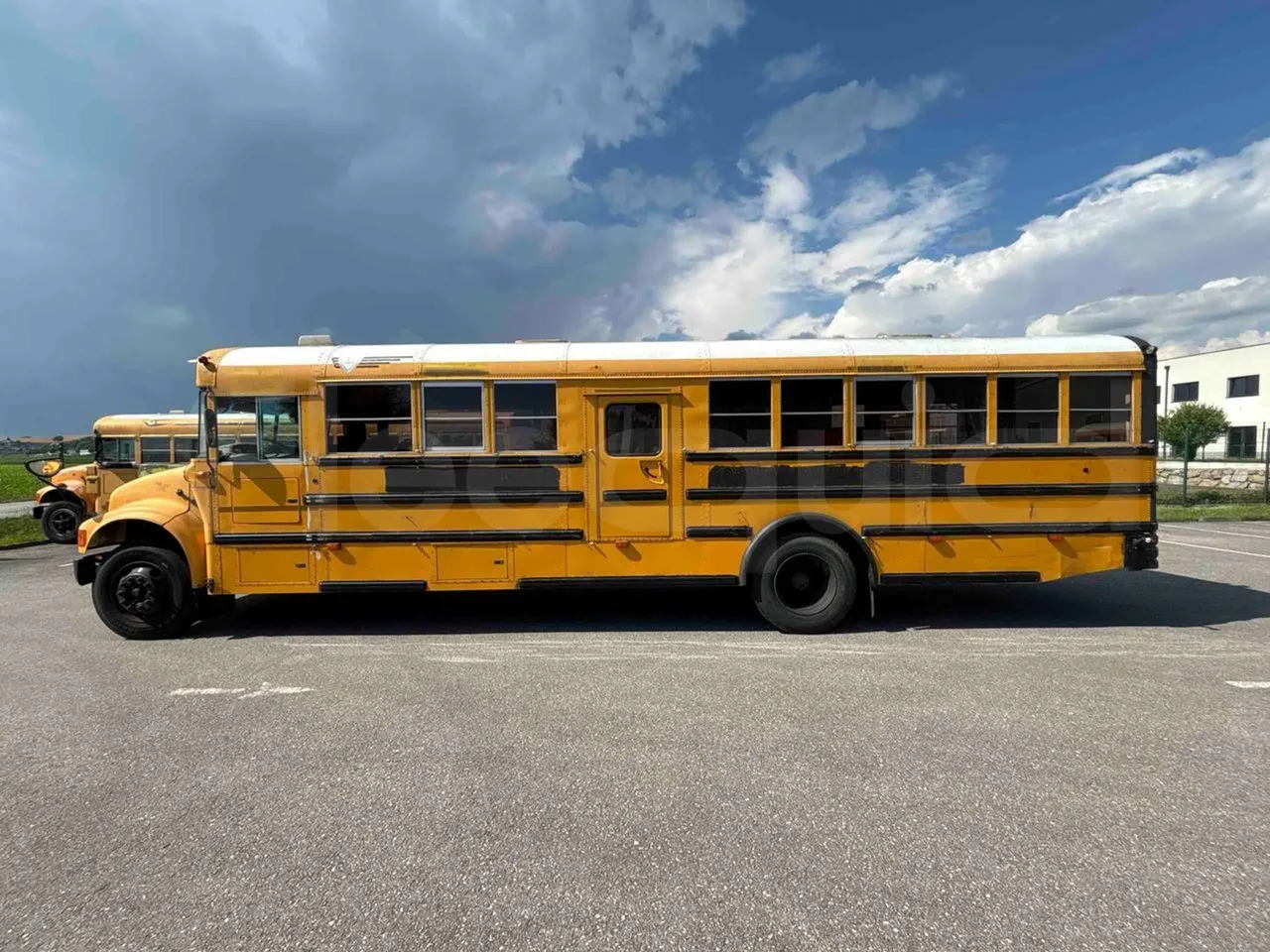 International IC3S530 - left side photo
