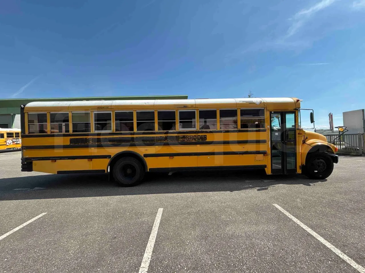 International IC3S530 - right side doors closed