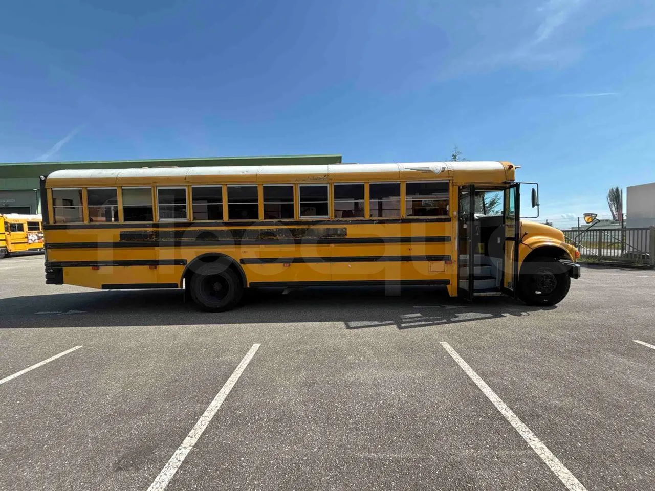International IC3S530 - right side doors open