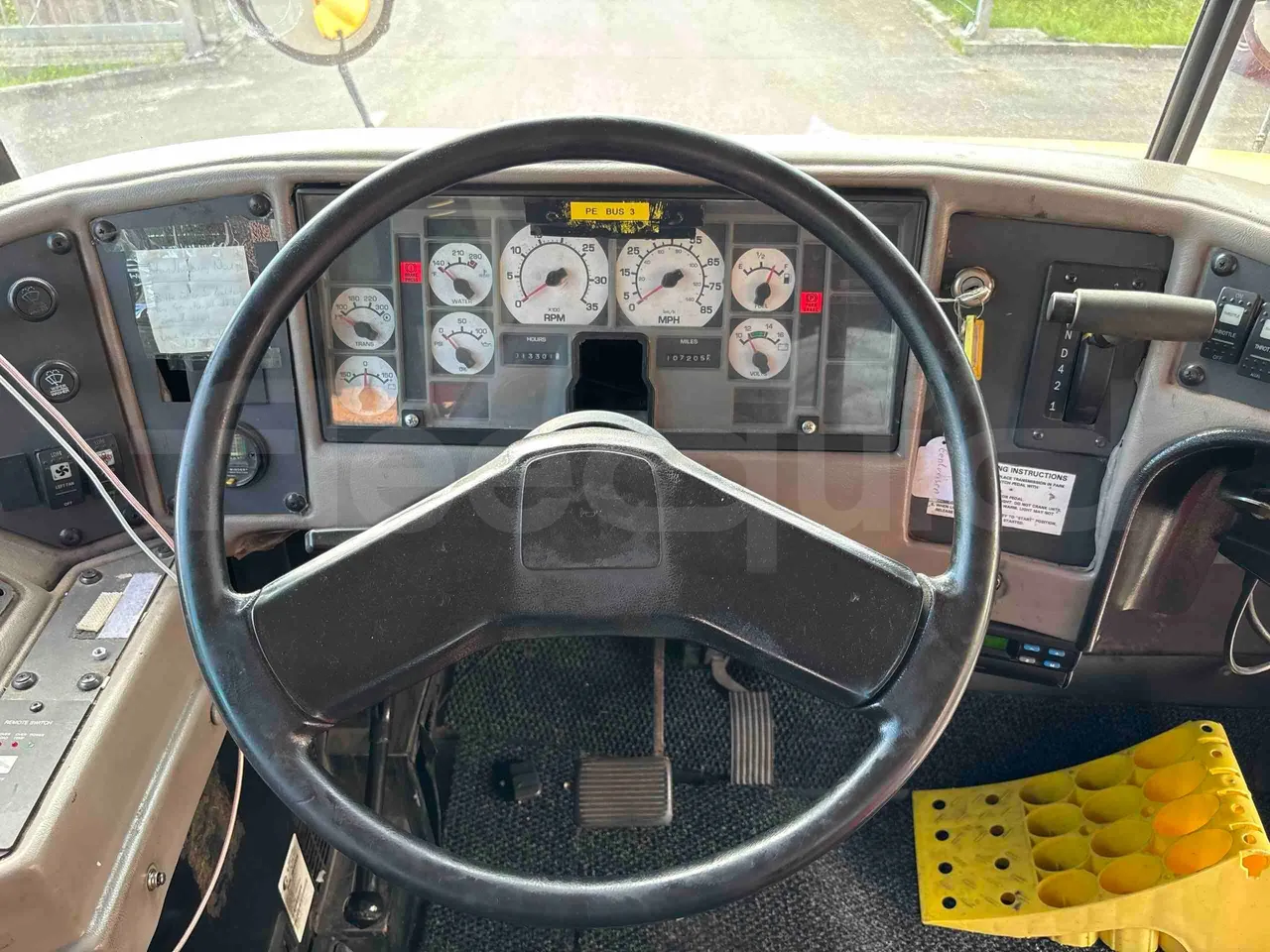 International IC3S530 - steering wheel photo