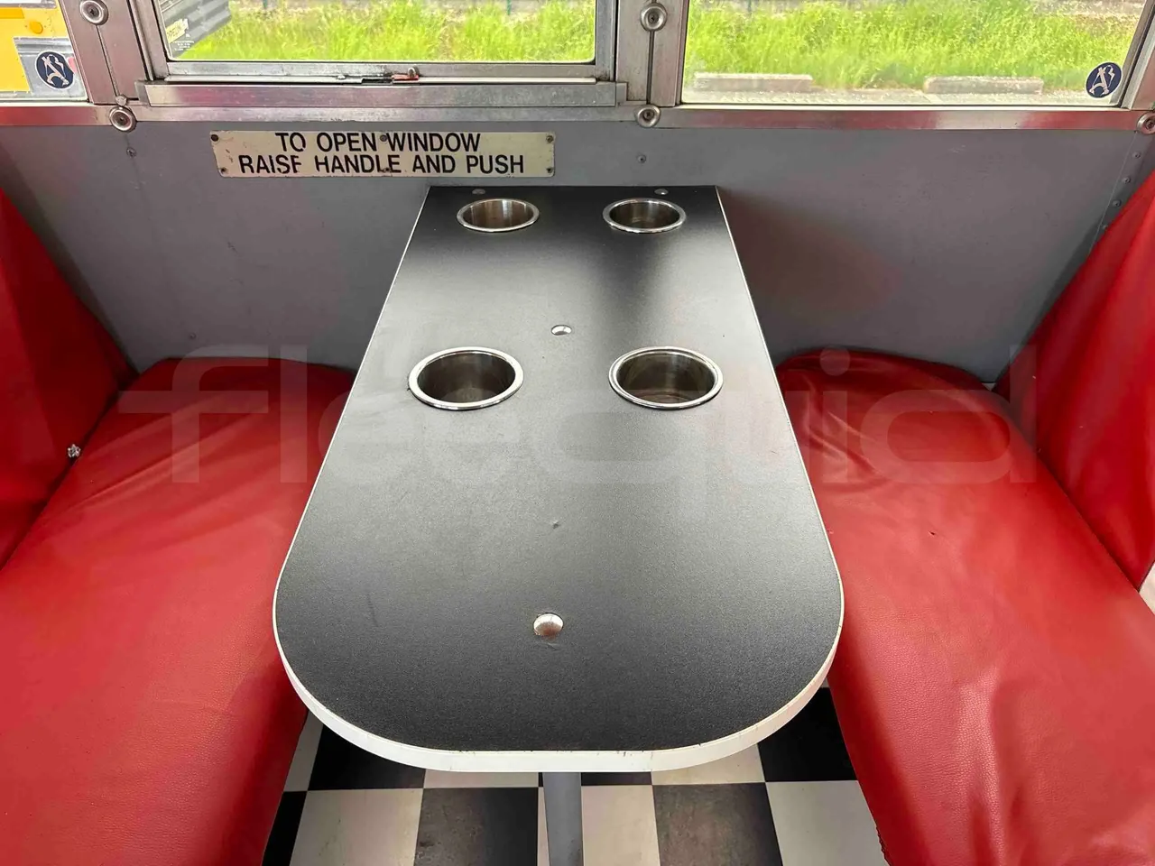 International IC3S530 - table detail photo