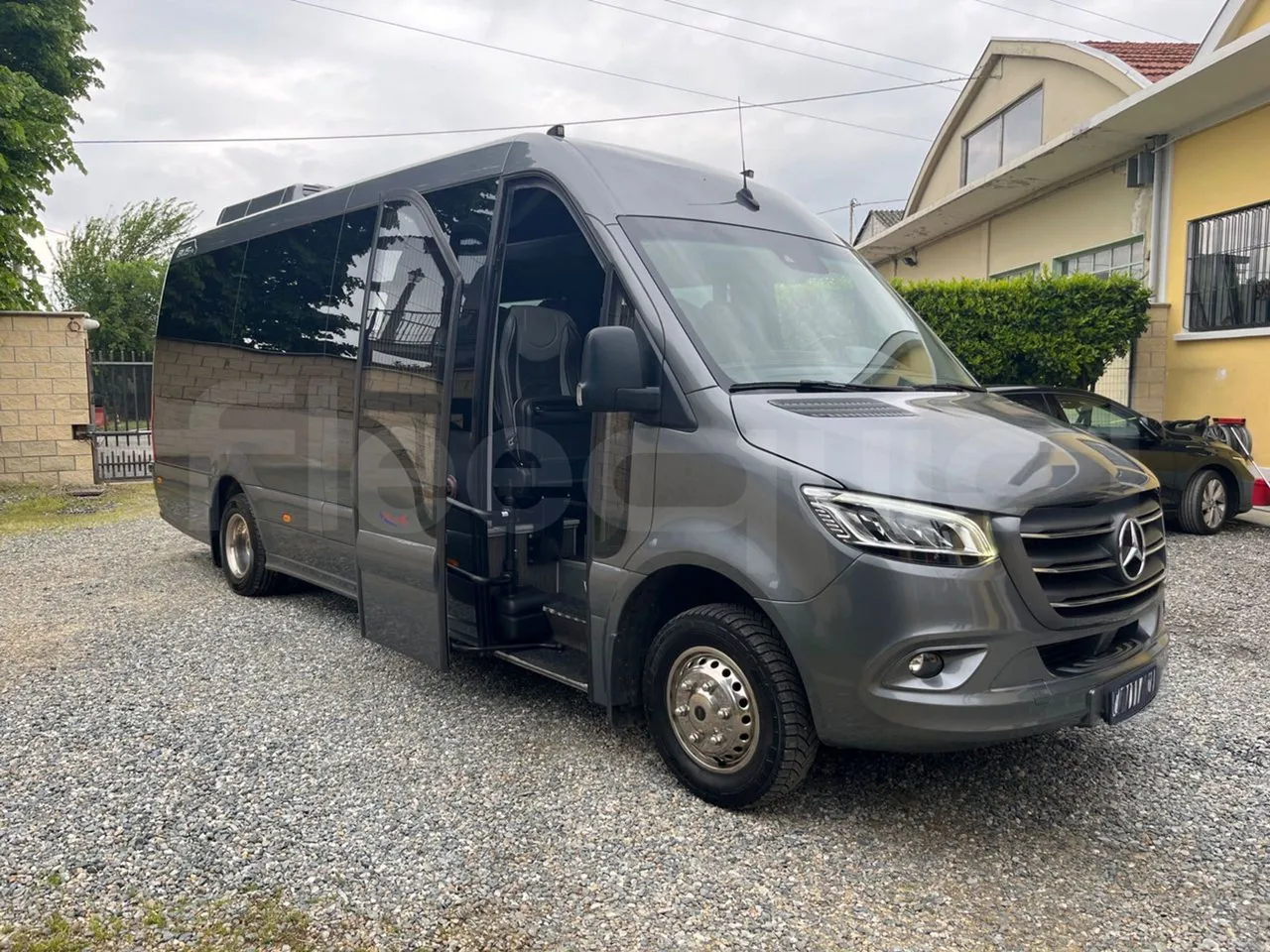 Mercedes-Benz Sprinter 906BB55 - Euro6 - 140kW - 7.367mt - 3/4 right front doors open