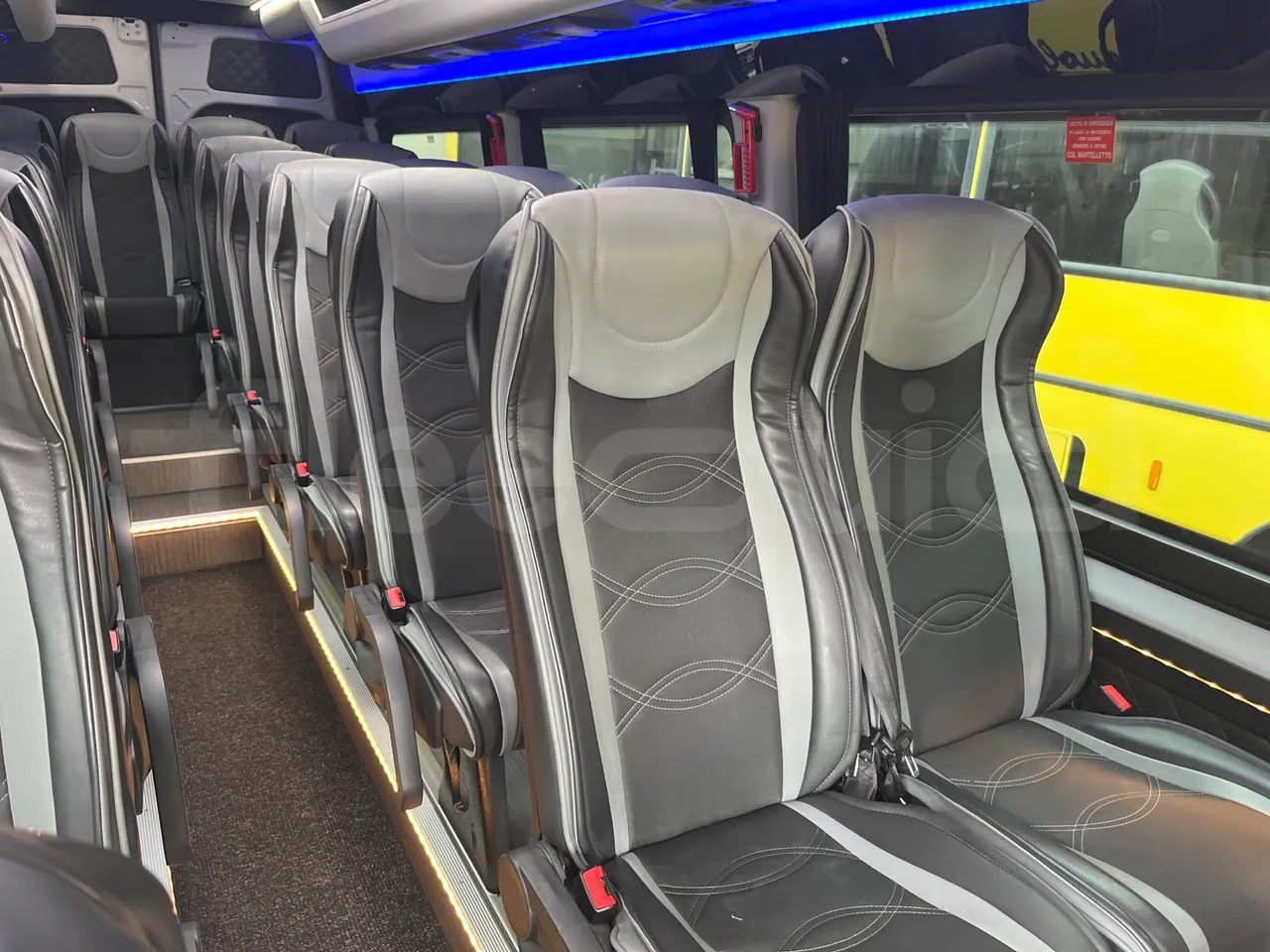 Mercedes-Benz Sprinter 906BB55 - Euro6 - 140kW - 7.367mt - disabled area photo