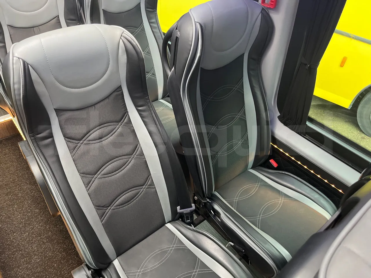 Mercedes-Benz Sprinter 906BB55 - Euro6 - 140kW - 7.367mt - footrest detail photo