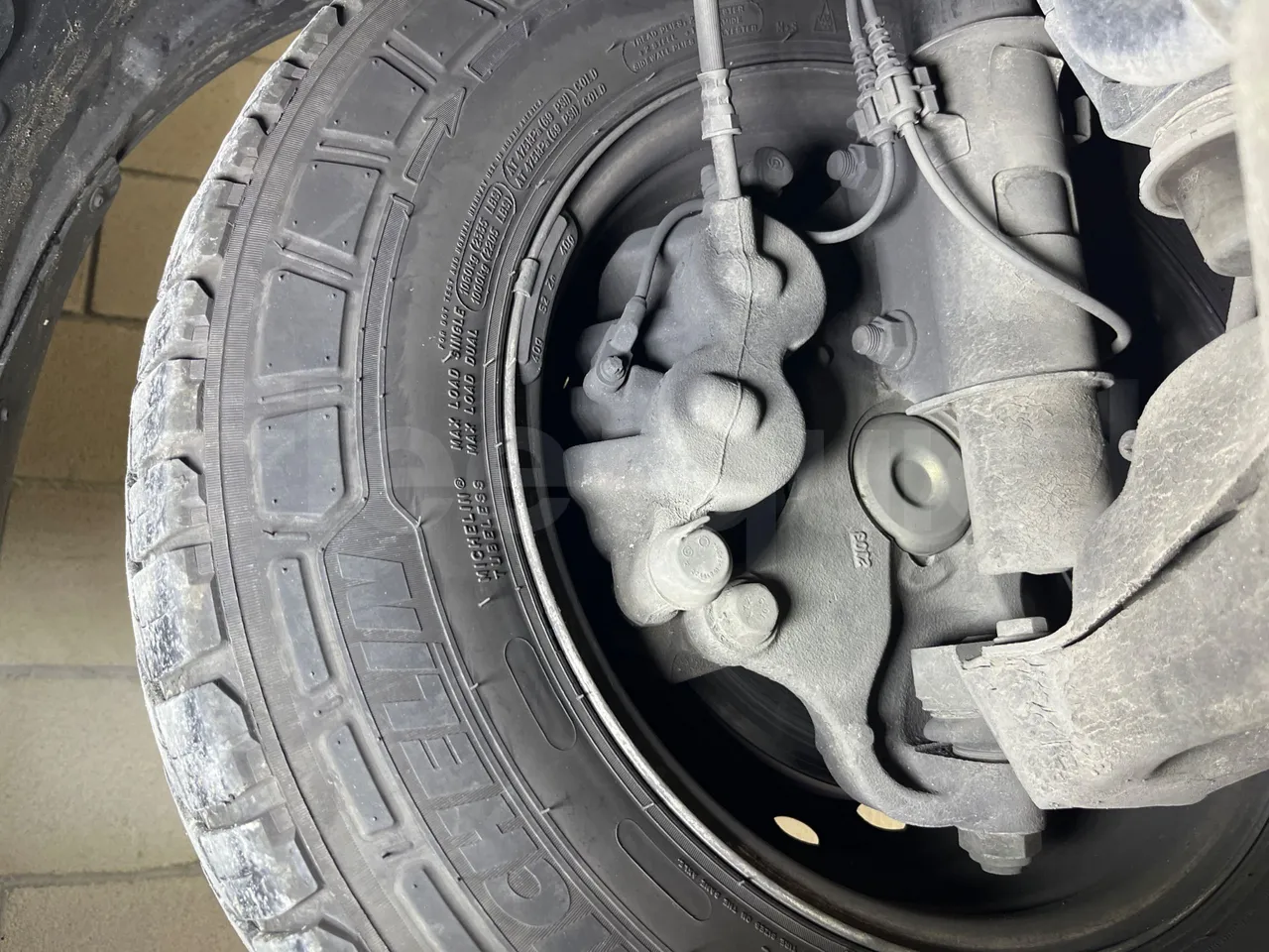 Mercedes-Benz Sprinter 906BB55 - Euro6 - 140kW - 7.367mt - front brake calipers left