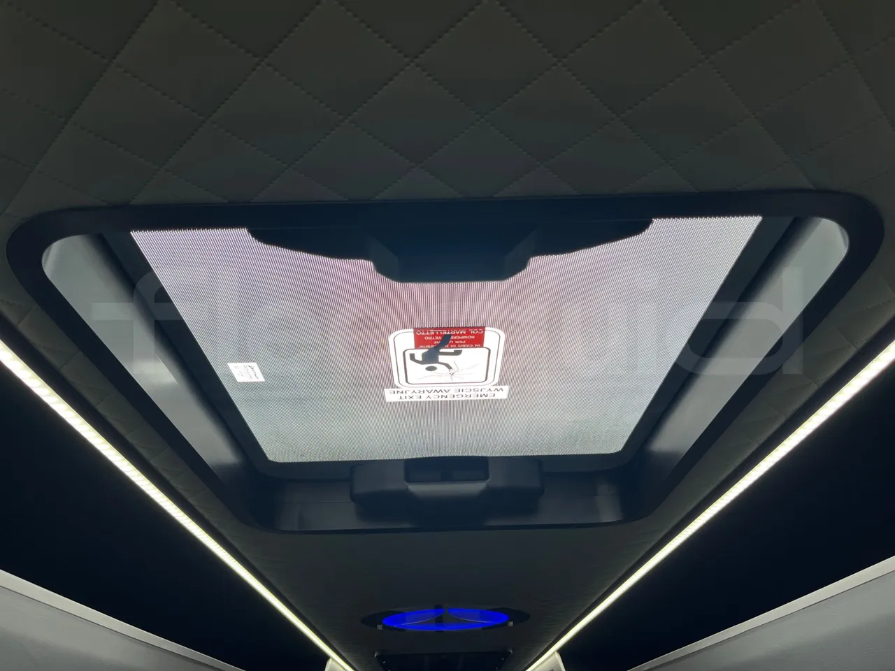 Mercedes-Benz Sprinter 906BB55 - Euro6 - 140kW - 7.367mt - roof hatch 1