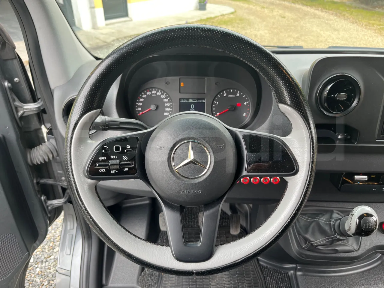 Mercedes-Benz Sprinter 906BB55 - Euro6 - 140kW - 7.367mt - steering wheel photo
