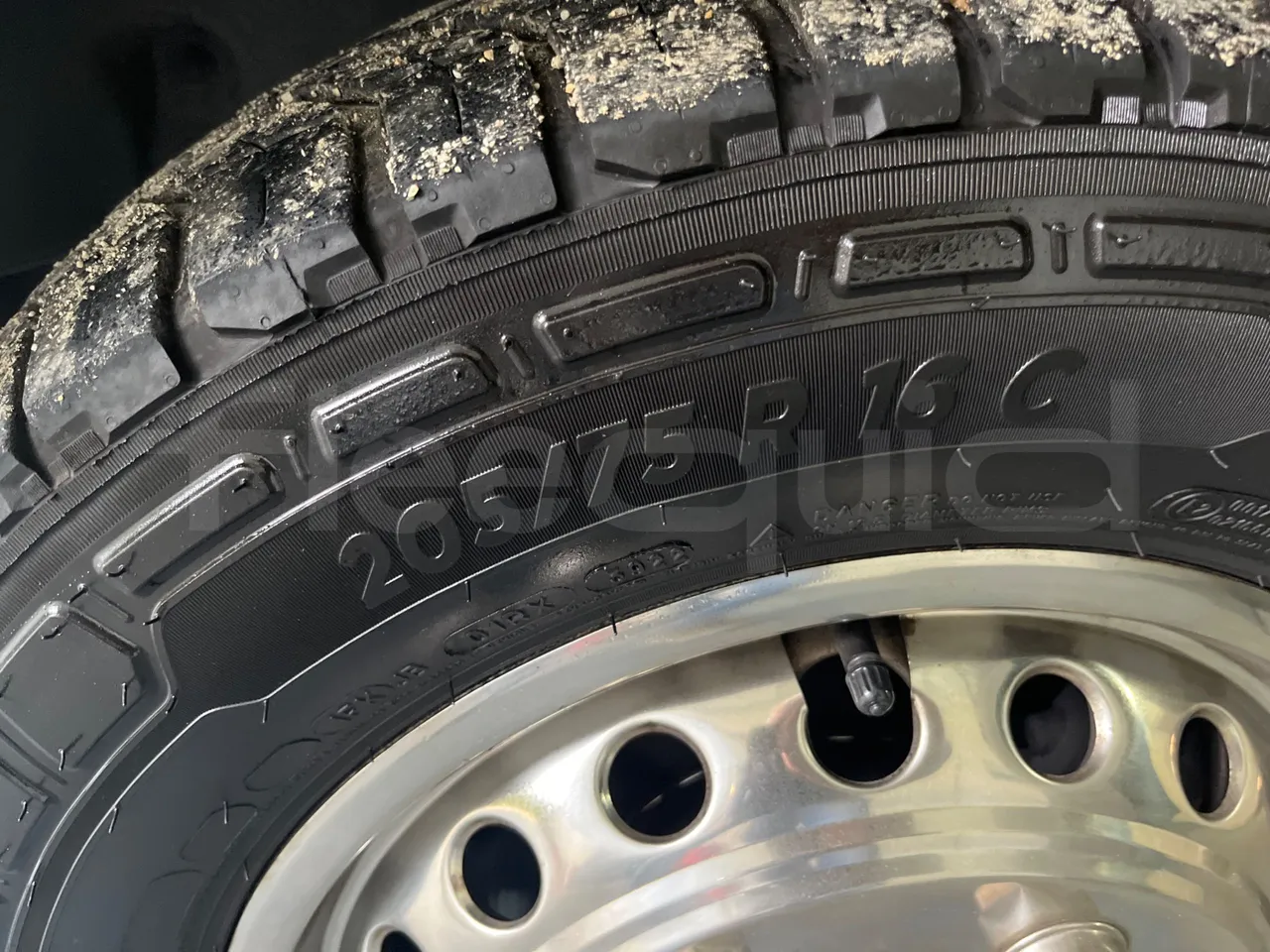 Mercedes-Benz Sprinter 906BB55 - Euro6 - 140kW - 7.367mt - front left tire measurements