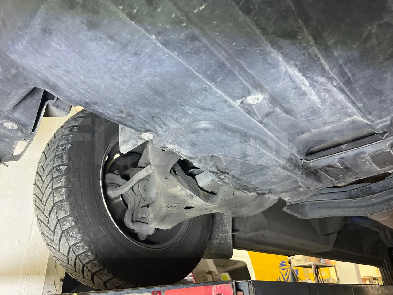 Mercedes-Benz Sprinter 906BB55 - Euro6 - 140kW - 7.367mt - front axle right side