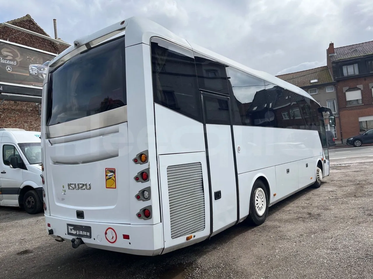 Isuzu Visigo 56L1DDA61 -EUR6 -182kW - 9.560m - 3/4 right front doors open