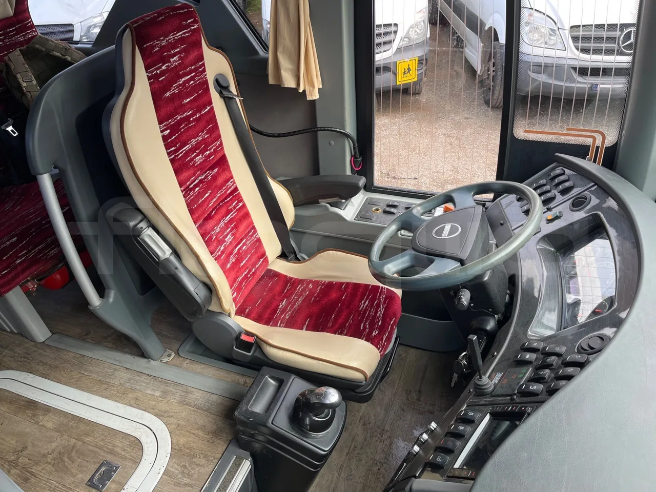 Isuzu Visigo 56L1DDA61 -EUR6 -182kW - 9.560m - driver's seat photo