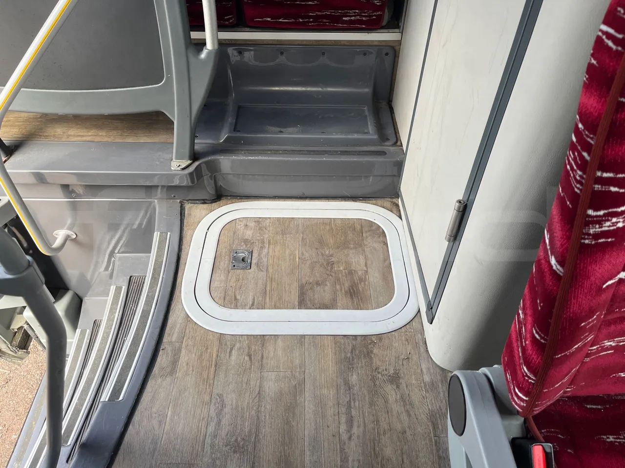 Isuzu Visigo 56L1DDA61 -EUR6 -182kW - 9.560m - floor hatches photo