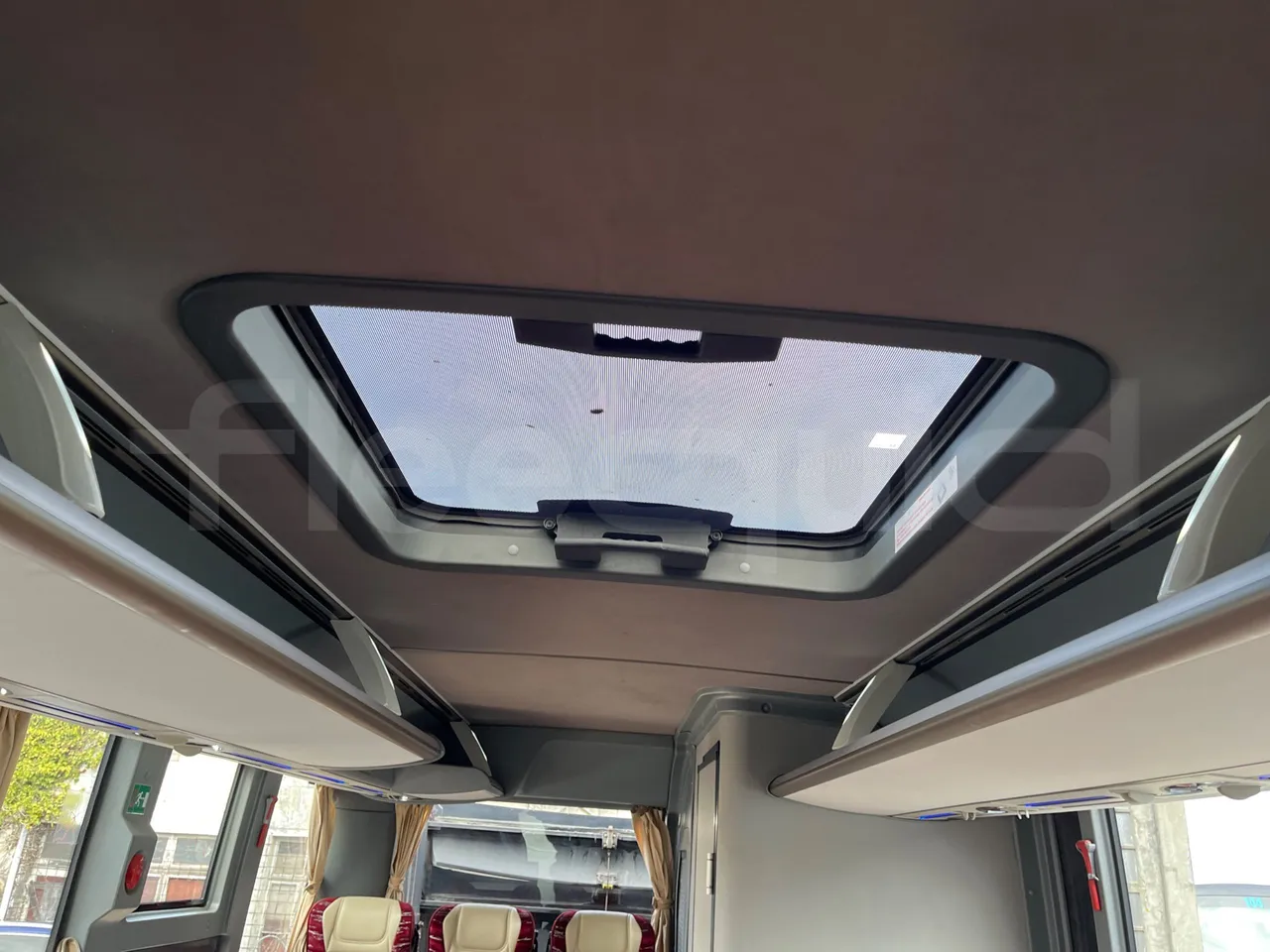 Isuzu Visigo 56L1DDA61 -EUR6 -182kW - 9.560m - roof hatch 1