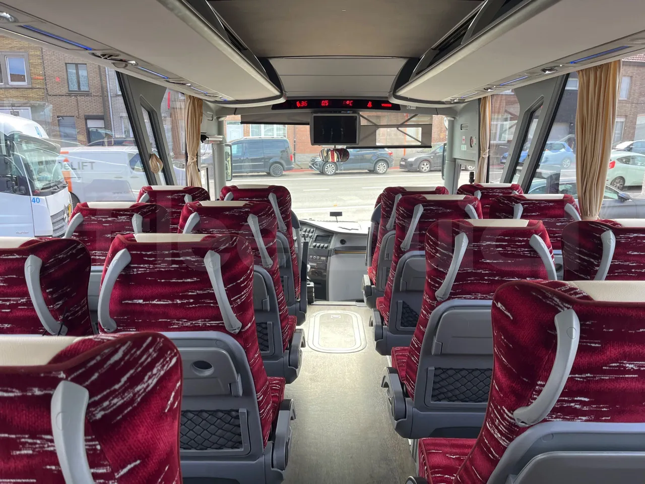 Isuzu Visigo 56L1DDA61 -EUR6 -182kW - 9.560m - forward view middle aisle