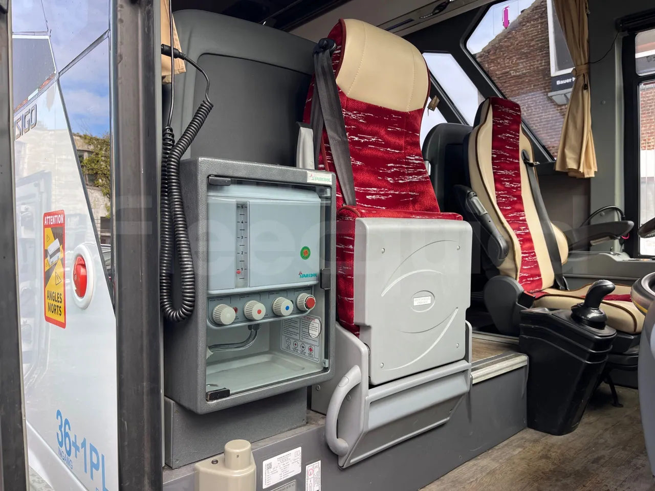 Isuzu Visigo 56L1DDA61 -EUR6 -182kW - 9.560m - hostess seat photo