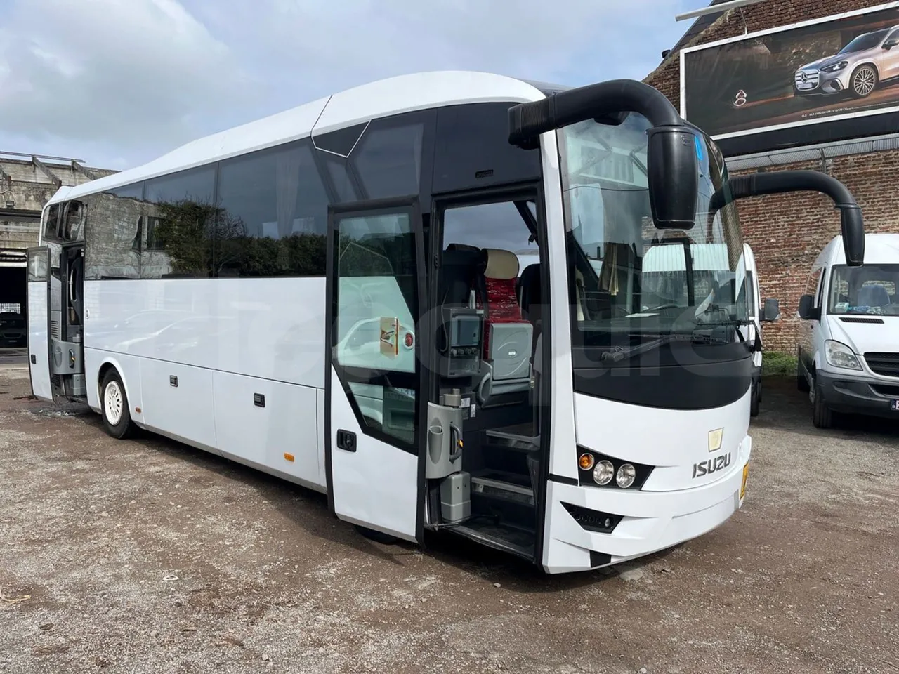 Isuzu Visigo 56L1DDA61 -EUR6 -182kW - 9.560m - right side doors closed
