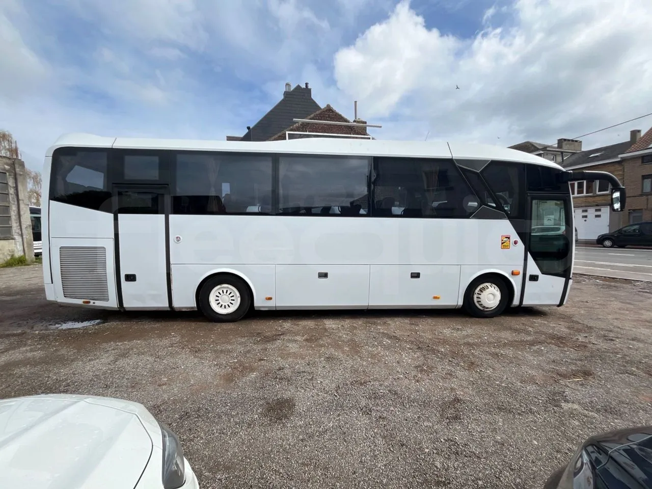 Isuzu Visigo 56L1DDA61 -EUR6 -182kW - 9.560m - right side doors open