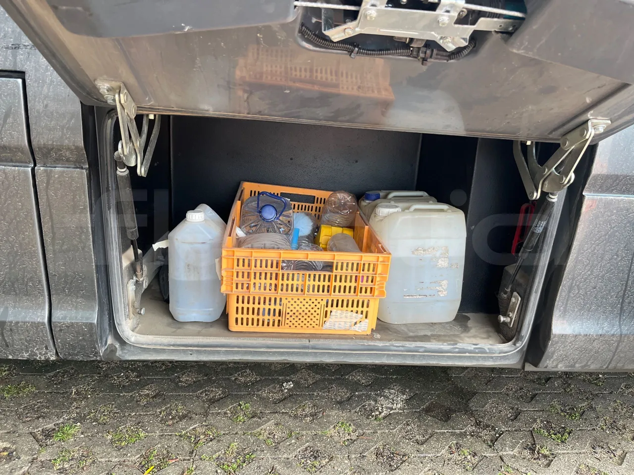 Iveco Ferqui S327C - Euro 6 - 132 kW - 8.470 mt - jack and driver keys