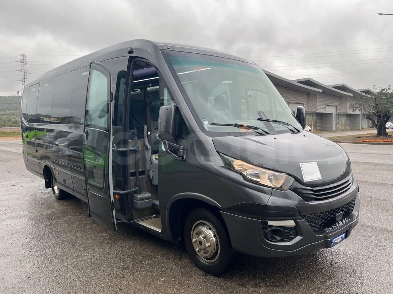 Iveco Ferqui S327C - Euro 6 - 132 kW - 8.470 mt - 3/4 right front doors open