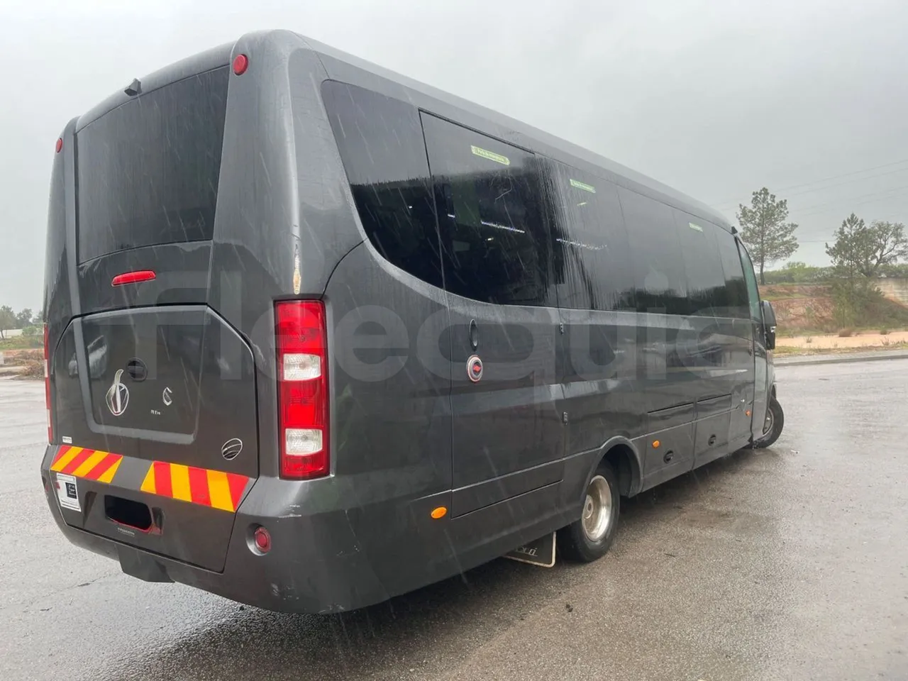 Iveco Ferqui S327C - Euro 6 - 132 kW - 8.470 mt - 3/4 right rear doors closed