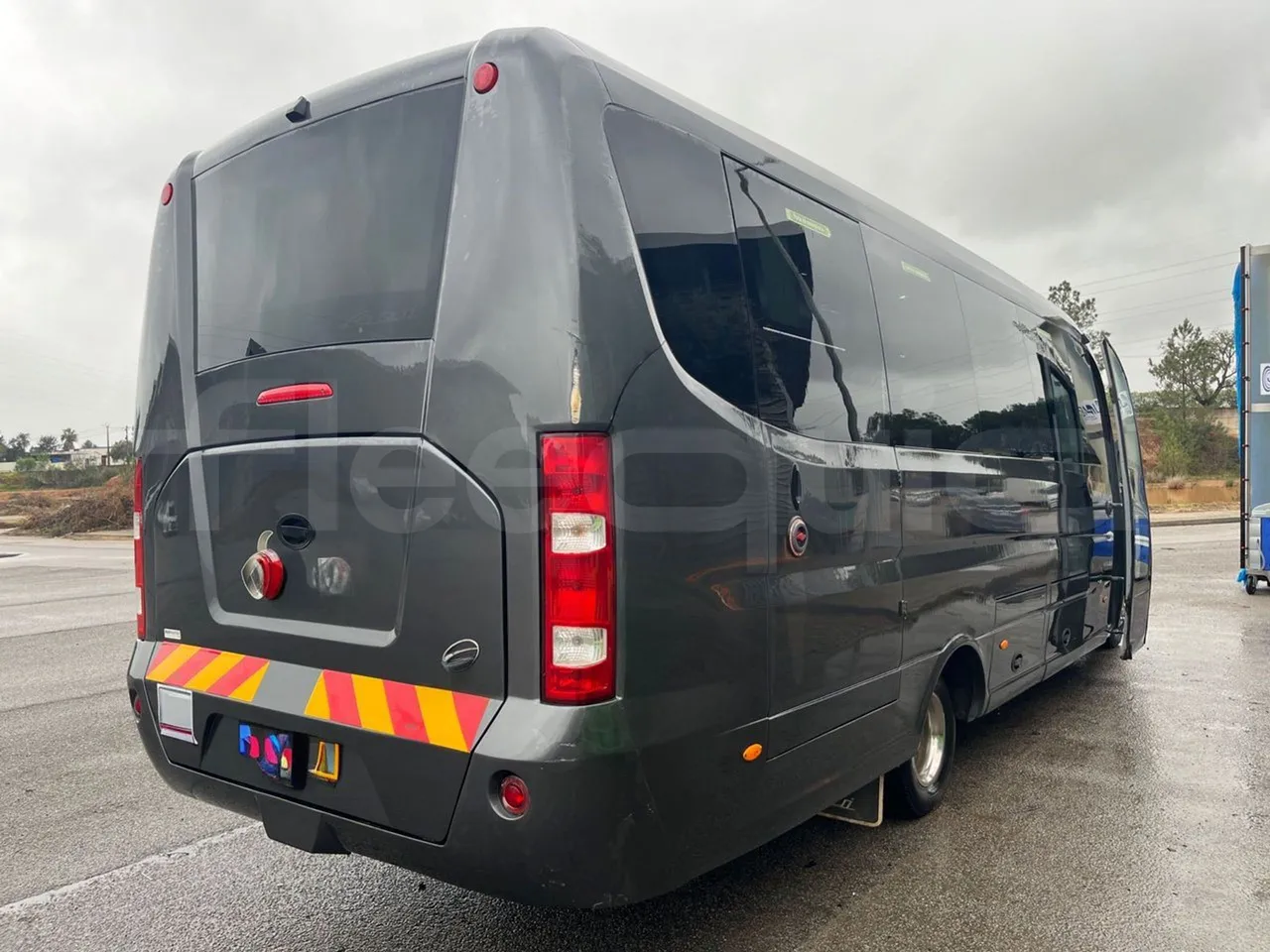 Iveco Ferqui S327C - Euro 6 - 132 kW - 8.470 mt - 3/4 right rear doors open