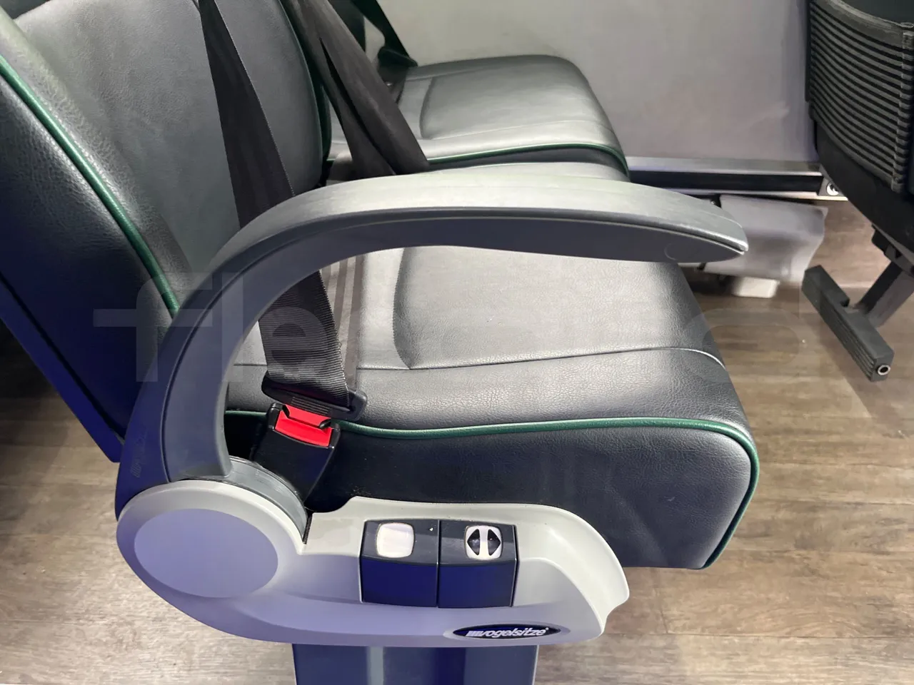 Iveco Ferqui S327C - Euro 6 - 132 kW - 8.470 mt - armrest detail photo