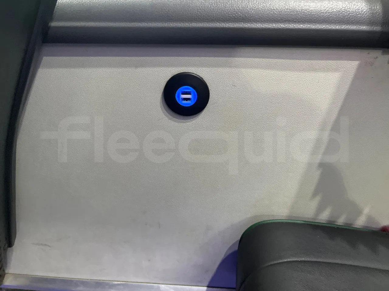 Iveco Ferqui S327C - Euro 6 - 132 kW - 8.470 mt - usb charging detail