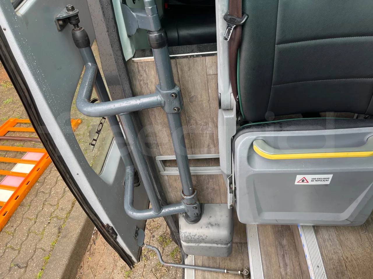 Iveco Ferqui S327C - Euro 6 - 132 kW - 8.470 mt - door mechanism photo