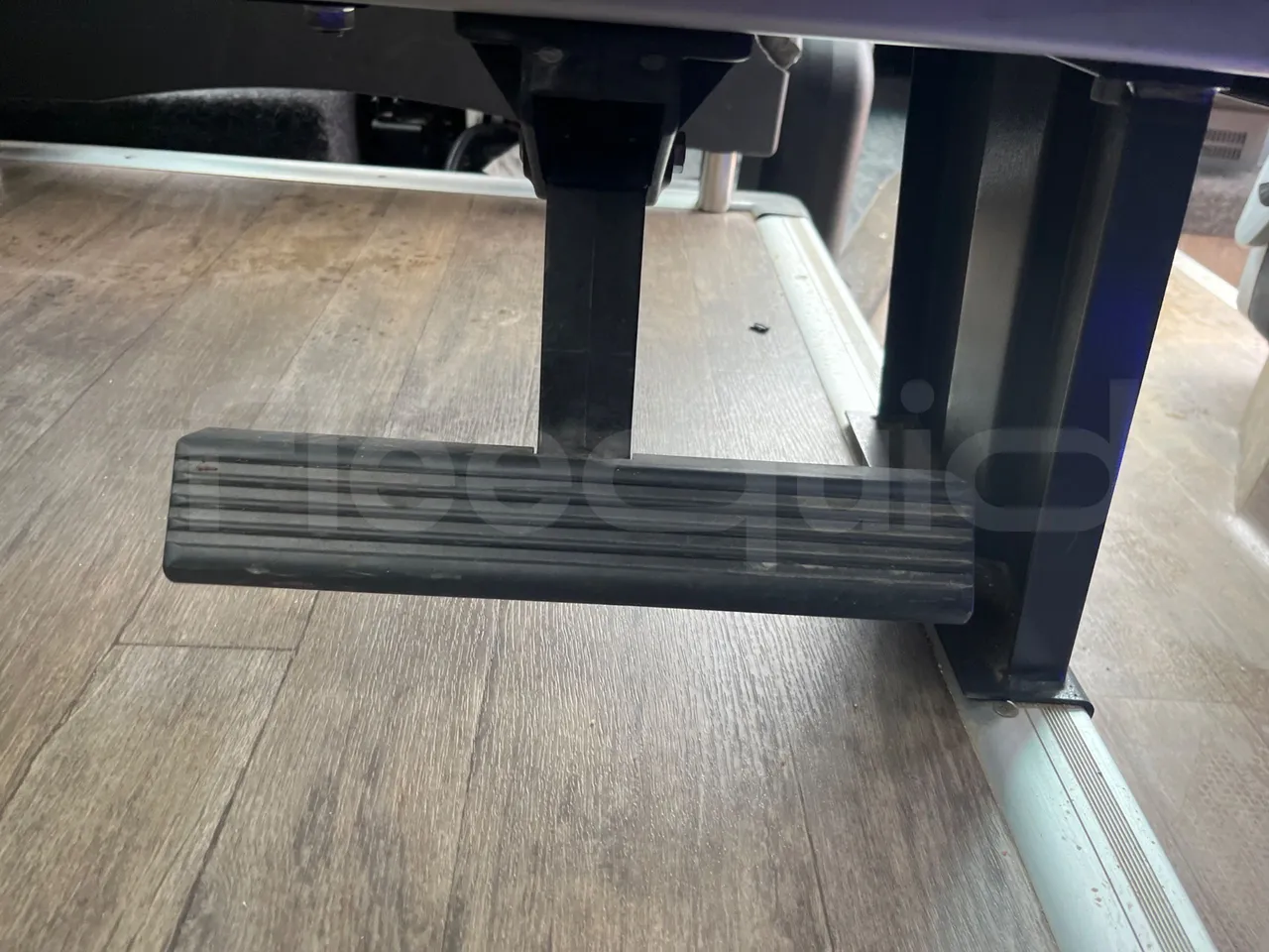 Iveco Ferqui S327C - Euro 6 - 132 kW - 8.470 mt - footrest detail photo